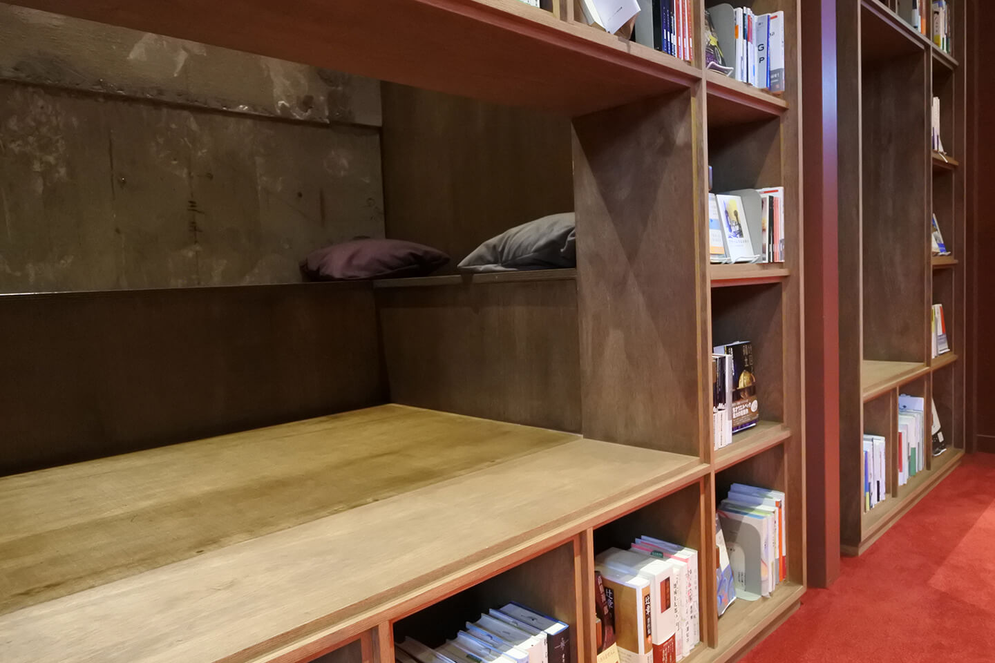 本棚の裏の読書スペース