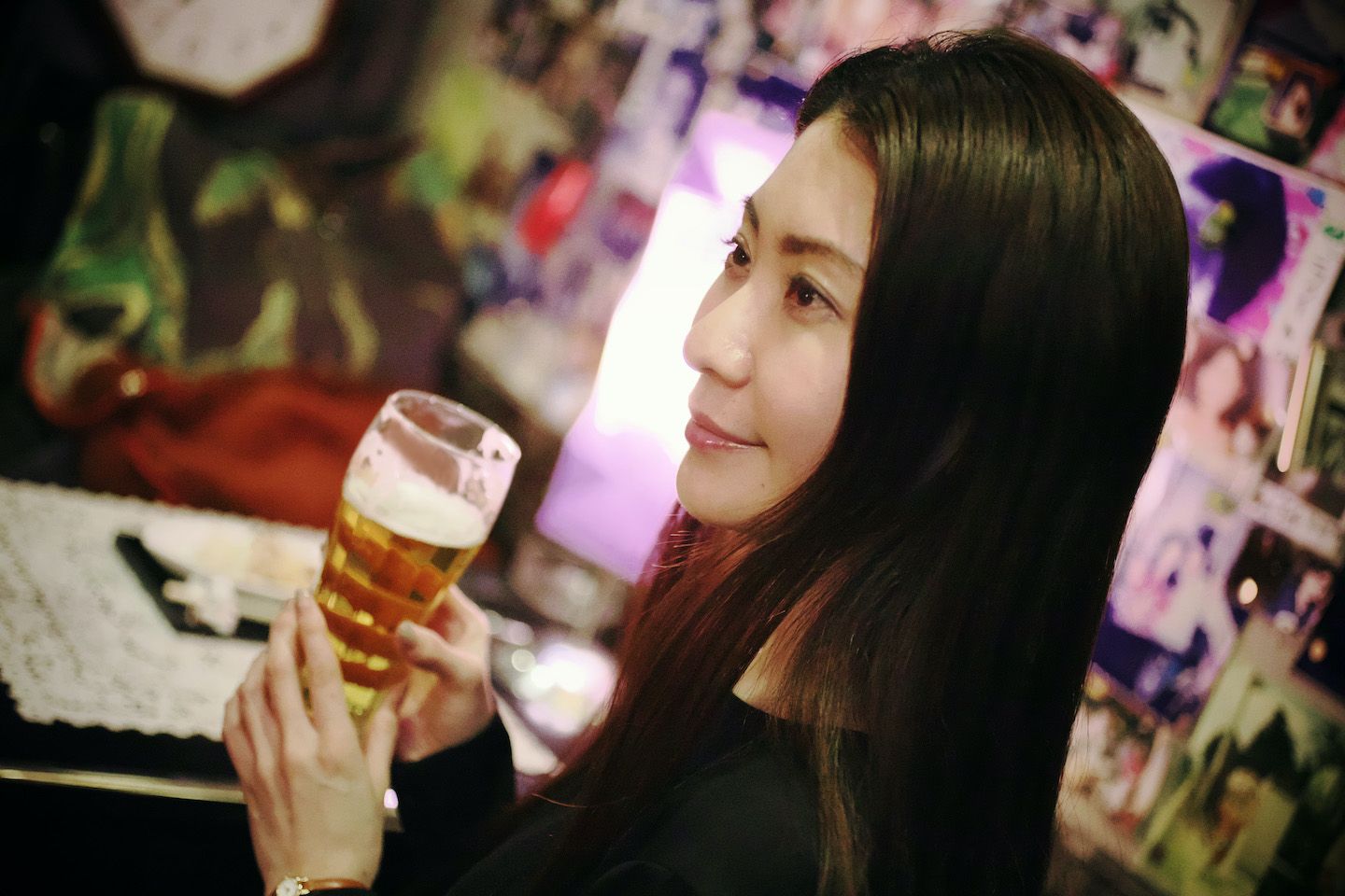 学芸大学駅には馴染みのある生駒さん。昔と今を照らし合わせながら、その変遷を興味深く聞いていた