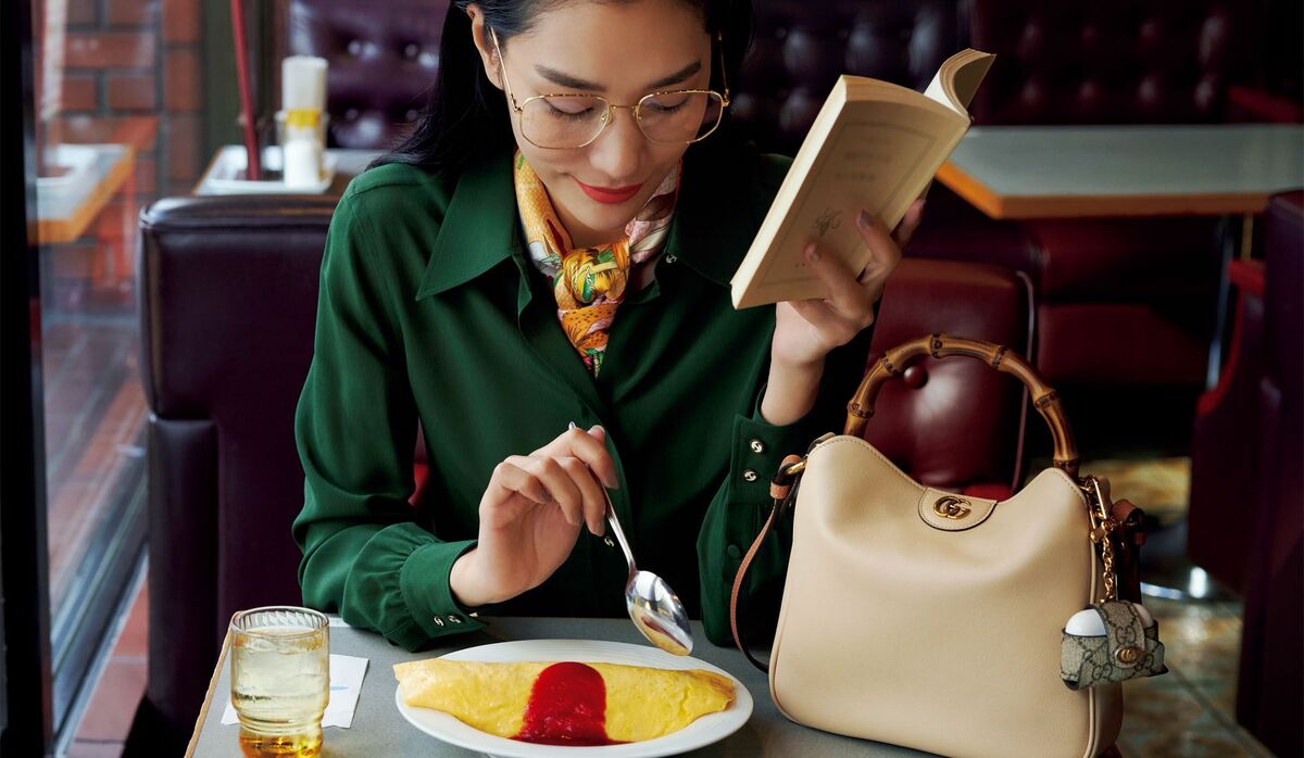 1/10 Wed｜「グッチ」の深いグリーンのブラウスからスカーフをのぞかせ