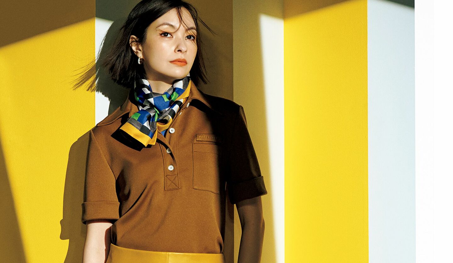 ベーシックなブラウンベースには、全体に明度、彩度を揃えて、重ねるイエローもこっくりとマスタードに。「ミュウミュウ」のトップス・スカート・スカーフを着用した太田莉菜さん