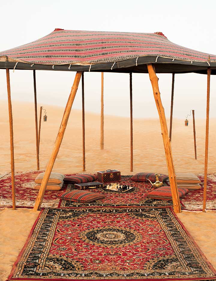 チェスゲームセット￥2,290,000［ケース／縦25.5×横48×マチ6.5㎝］・ヴァニティケース『ボワット・ブテイユ』￥550,000［縦23×横42×マチ21㎝］（ルイ・ヴィトン）