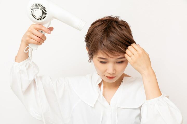 前髪の根元がペタンとしないように、仕上がりと逆側から風を当てて乾かす。
