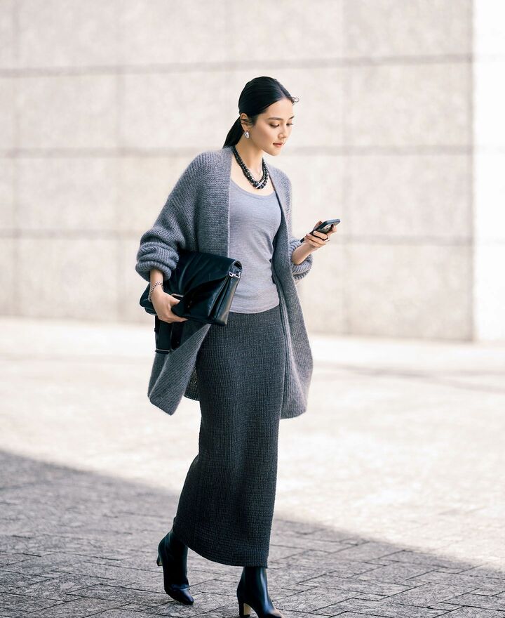 ポステレガントのスカートを着用したモデルのAtsukoさん