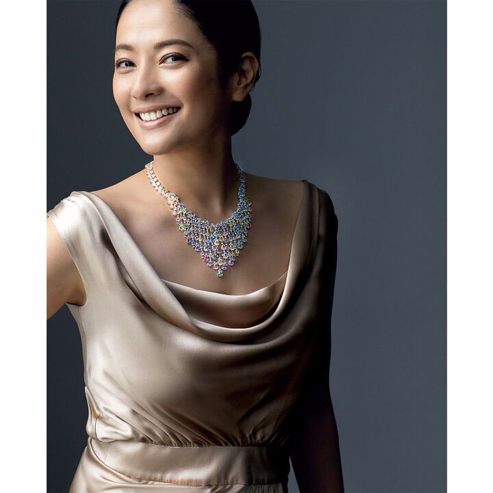 ネックレス[イエローゴールド×ホワイトゴールド×ピンクゴールド×ダイヤモンド（計9.07カラット）×サファイア（計105.68カラット）]￥14,410,000（ダミアーニ 銀座タワー）、ドレス／私物