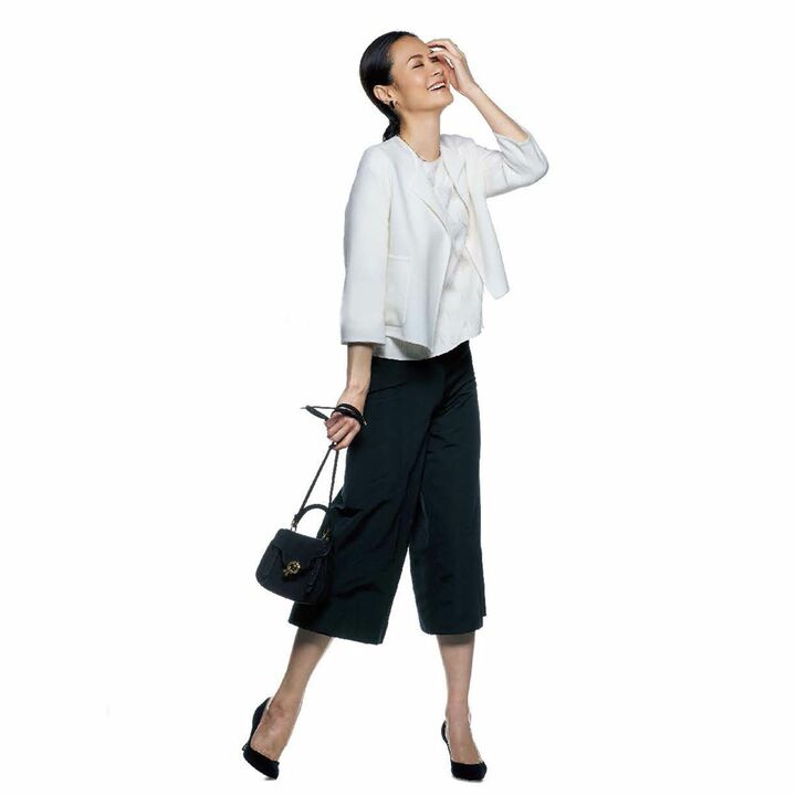 ジャケット￥280,000（キートン）、ブラウス￥31,000（三喜商事〈マレーラ〉）、ガウチョパンツ［４月中旬頃発売予定］￥39,000（REYC）、ピアス￥6,000・ネックレス￥8,500（ヴァンドーム ヤマダ〈ロバート リー モーリス〉）、バッグ￥170,000（バーニーズ ニューヨーク〈フォンタナ ミラノ1915〉）、靴￥99,000（ブルーベル・ジャパン〈マノロ ブラニク〉）