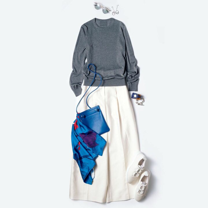 スニーカー『チーム』￥103,000・ピアス￥109,000・ブレスレット［レザー］￥102,000・［チェーン］￥175,000・バッグ￥220,000・スカーフ￥52,000（エルメスジャポン）、ニット￥45,000（トラデュイール）、パンツ￥39,000（ストラスブルゴ〈アリクアム〉）、サングラス￥51,000（DITA 青山本店〈クリスチャン ロス〉）