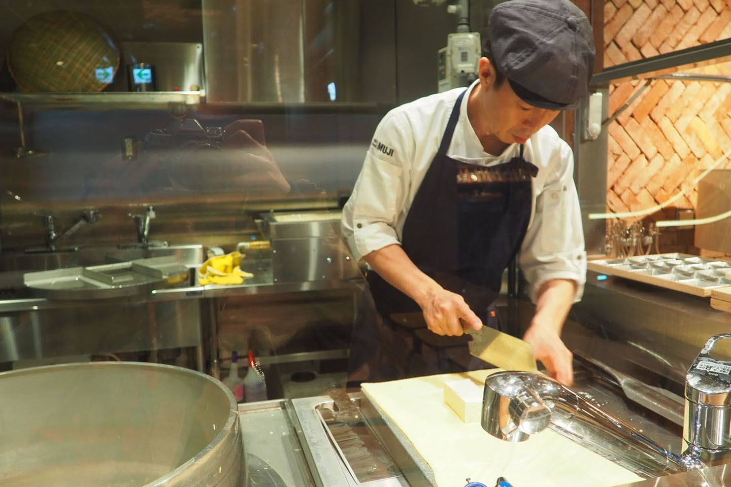 店内の豆腐工房では豆腐づくりの様子も大きな窓で見えるようになっていました。
