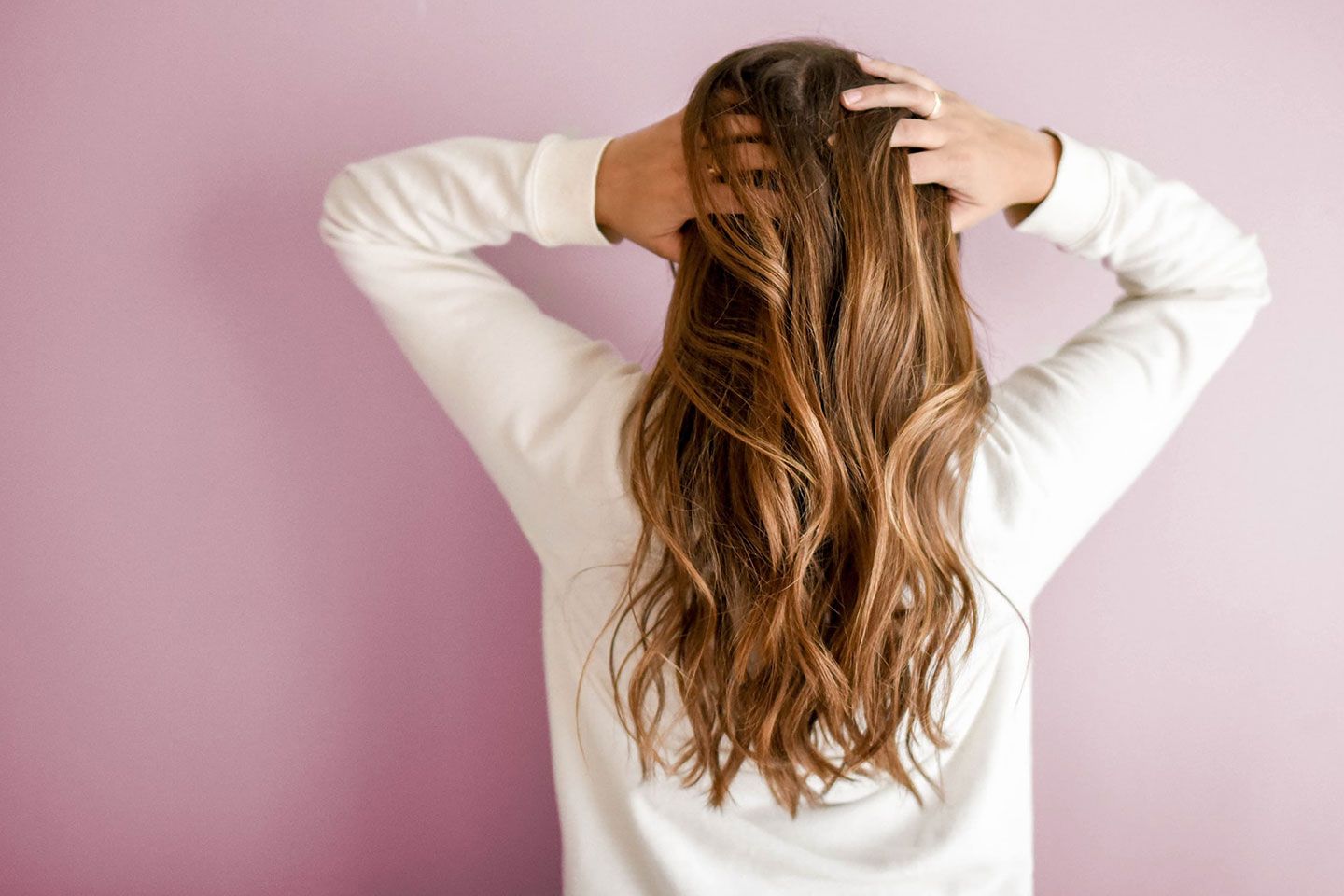 健康な頭皮が美しい髪を育みます。美しいロングヘアの女性。