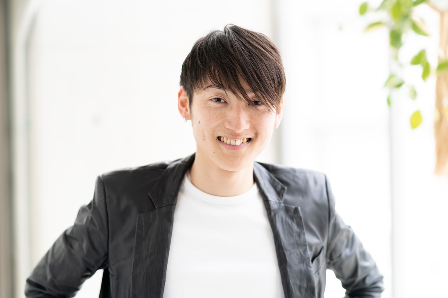 ROIのデザイナー関田康司さん。刺繍が趣味だという関田さん。販売できるクオリティーだと評判なのだそう。「服や鞄、帽子にロゴを刺繍してオリジナルにしています」