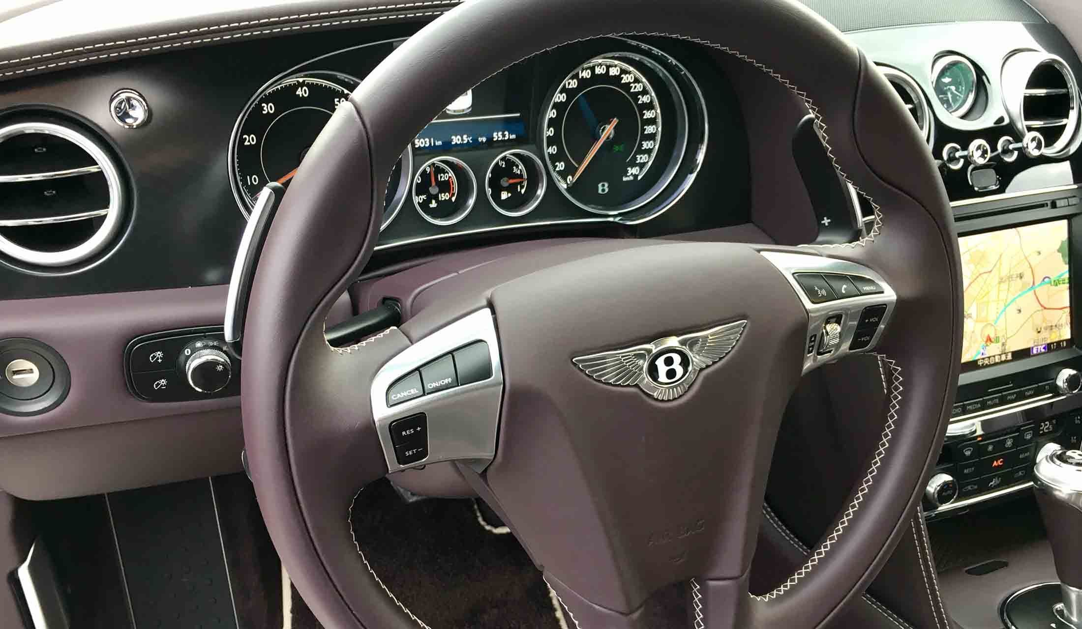 W12Sはフライングスパーシリーズのフラッグシップとして、2017年春から日本に導入された。試乗車両のウッドパネルはピアノブラック仕様で、素晴らしい艶を放つ。