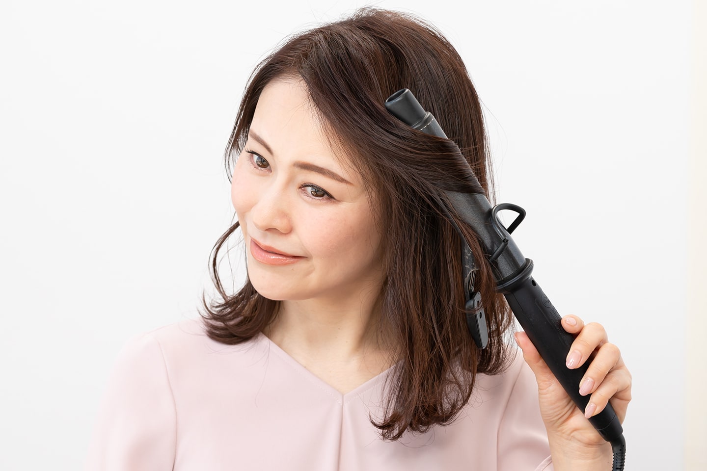 毛束の中間から毛先にかけて巻く。