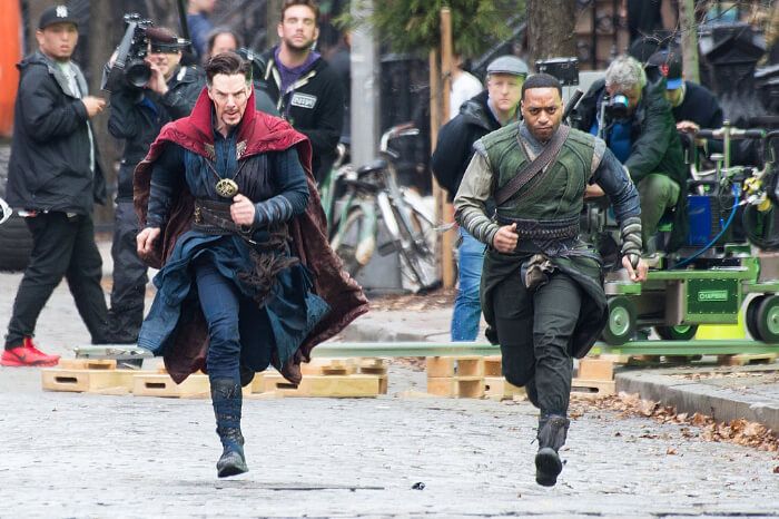 2016年4月2日、撮影中のベネディクト・カンバーバッチとキウェテル・イジョフォー。