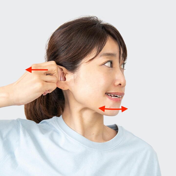 耳を引っ張ったまま、あごを左右に動かす
