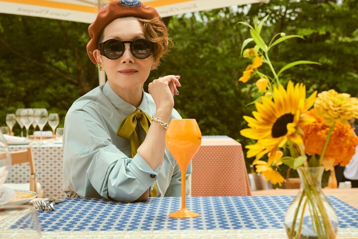 ヴーヴ・クリコが開催したイベント「ヴ―ヴ・クリコ ピクニック」を訪れた夏木マリさん