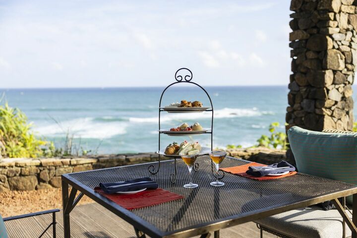 インド洋を見下ろすテラスでシーブリーズアフタヌーンティー。ロゼのプロセッコにストロベリーティーを使ったウェルカムのあとは、茶葉をグラスの外側にあしらったギムレット風のカクテル。