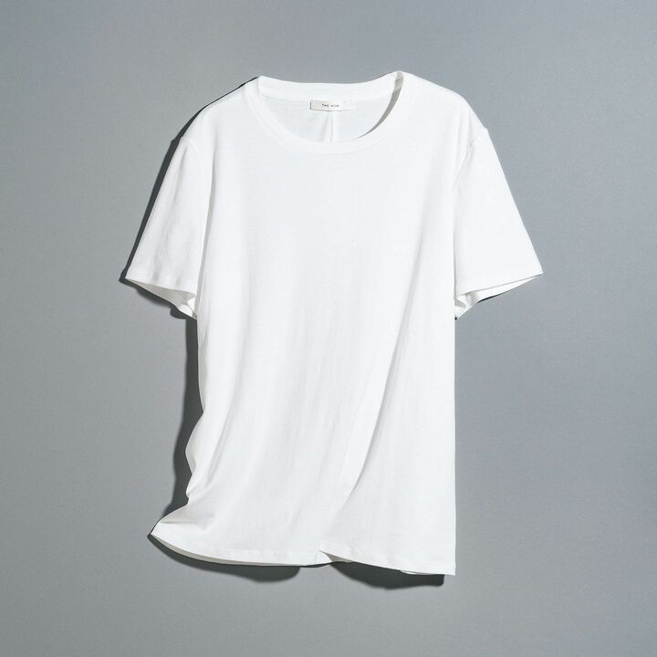 白Tシャツ￥40,000／サイズ展開：XS～XL（アメリカサイズ）［コットン100％］（ザ・ロウ・ジャパン）　［Precious2019年8月号146ページ］