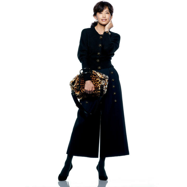 バッグ￥159,000［縦26×横25×マチ13㎝］・カーディガン￥125,000／ともに予定価格・パンツ￥145,000・ピアス￥195,000・ブレスレット￥1,100,000・靴￥79,000（ドルチェ＆ガッバーナ ジャパン）