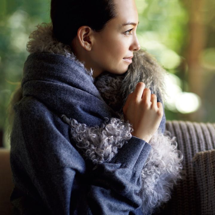 ストール￥85,000（サン・フレール〈レ・コパン〉）、スヌード￥59,000（三喜商事〈イレブンティ〉）　[Precious2018年11月号94ページ] 