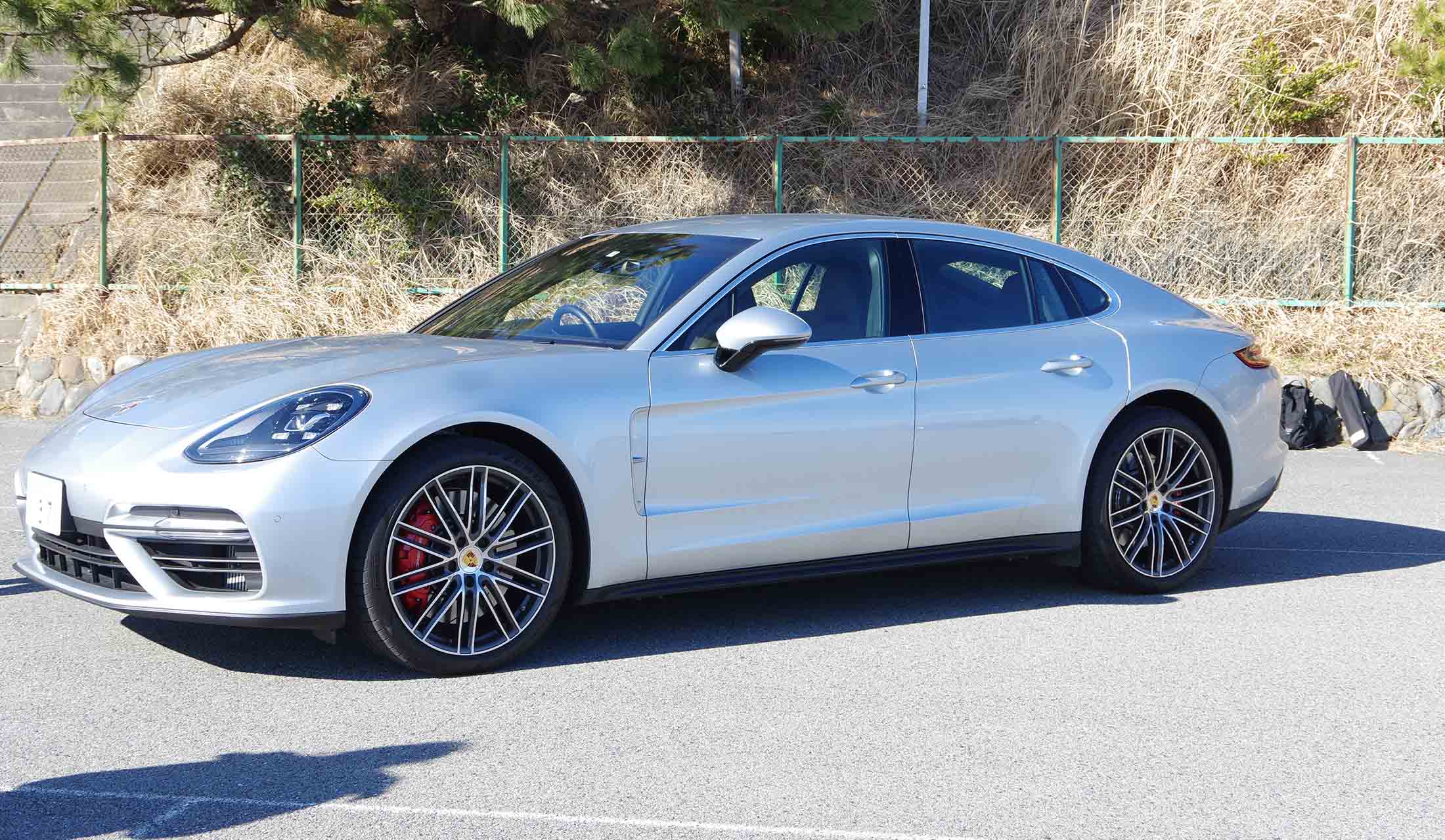赤いブレーキパッドが目を引くパナメーラ ターボ。後輪操舵、エアサスペンション、電気式ロール制御などの新機軸を取り入れている。