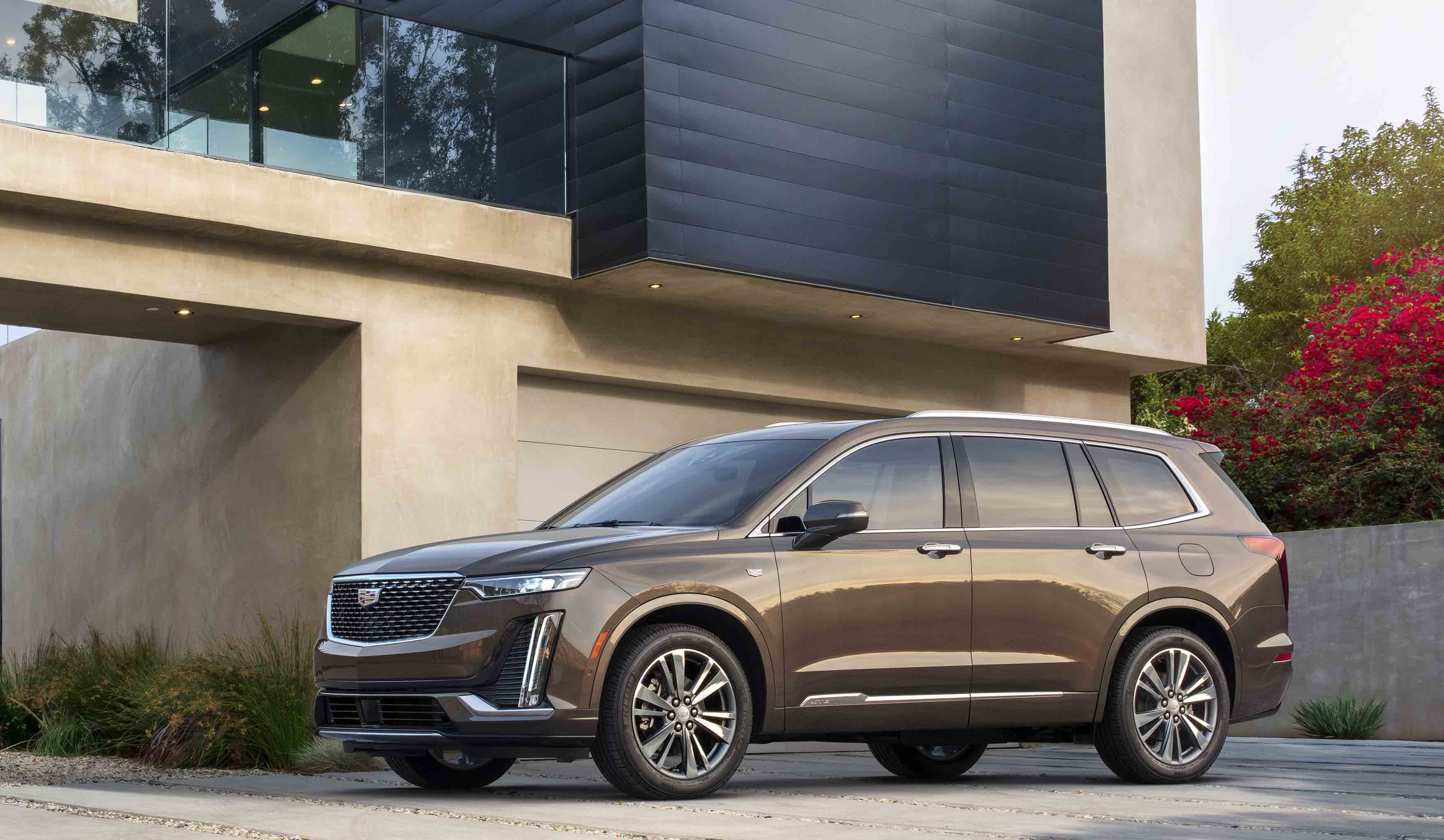 キャデラックの3列SUV「XT6」全長5060ミリ、全幅1960ミリ、全長1775ミリ。
