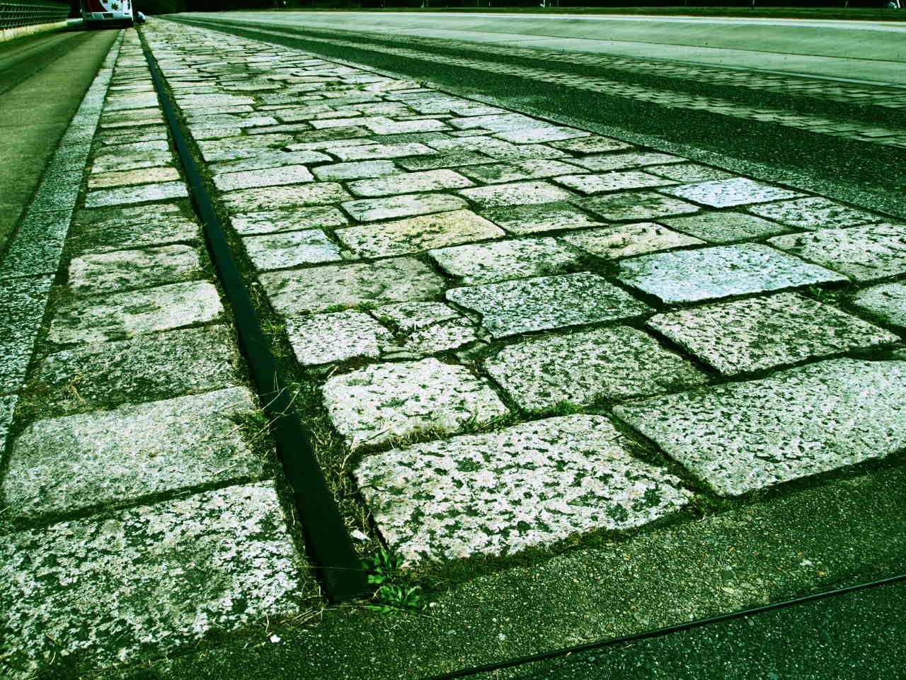 三次試験場の総合性能試験路には、ベルギーの石畳路やヨーロッパの山岳路、アメリカのフリーウェイなど、世界19の主要道路の路面が再現されている。 200km/hオーバーの速度領域をこなすテストドライバーの育成も、三次で行なわれている。