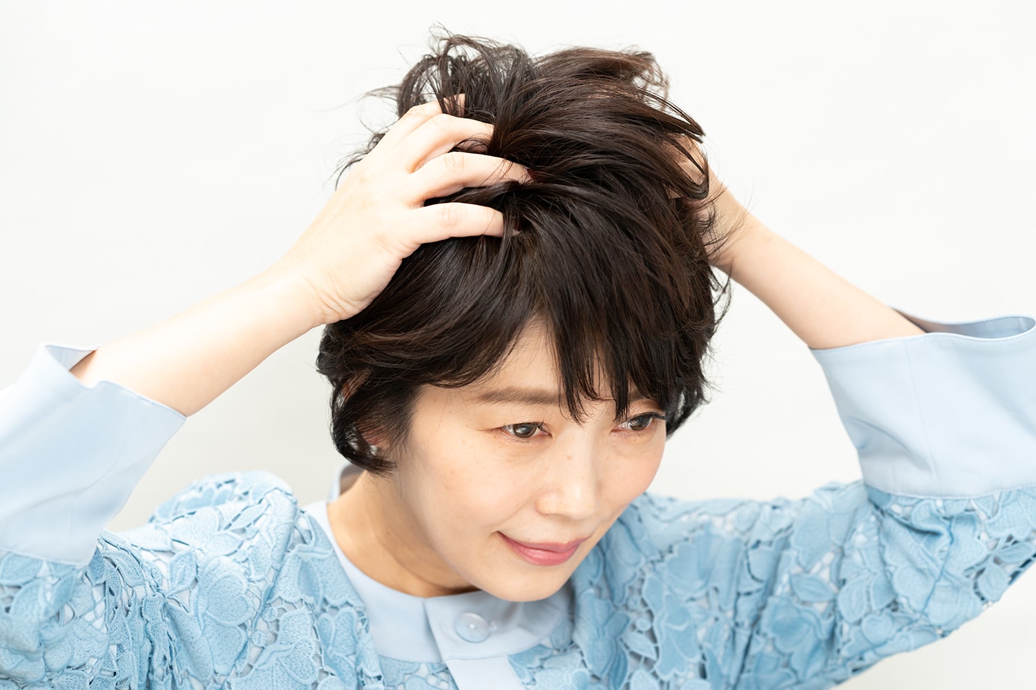 ワックスの量は小豆1個分くらい。手のひらによくなじませたら、髪の根元を動かすようにワックスを揉み込んで。