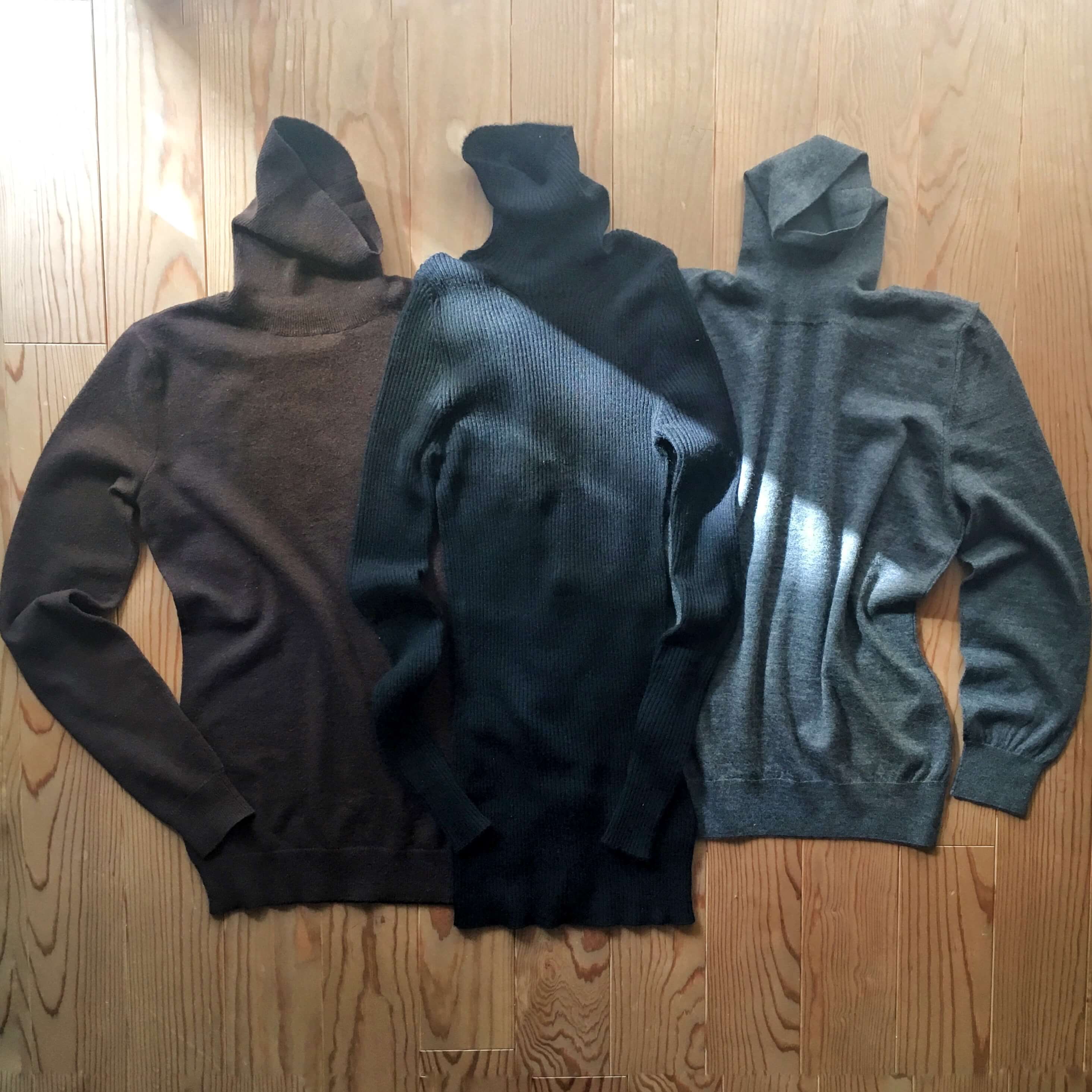 愛用のタートルネックたち。左から“ラルフ ローレン”のブラウン、”グッチ”の黒リブ、”ドルチェ&ガッバーナ”のグレー。どれも素材はカシミアですが、デザインに微差が。”ラルフ ローレン”はややウエストシェイプしたシルエットが美しく、腰丈で、パンツと好相性。“グッチ”はやや長めの丈ですが、フィット感が抜群で、アウトでもインでも着られる優れもの。”ドルチェ&ガッバーナ”は着丈もそで丈もやや短めで、コンパクト。フェミニンさがあるのでスカートに合わせることも多いですね