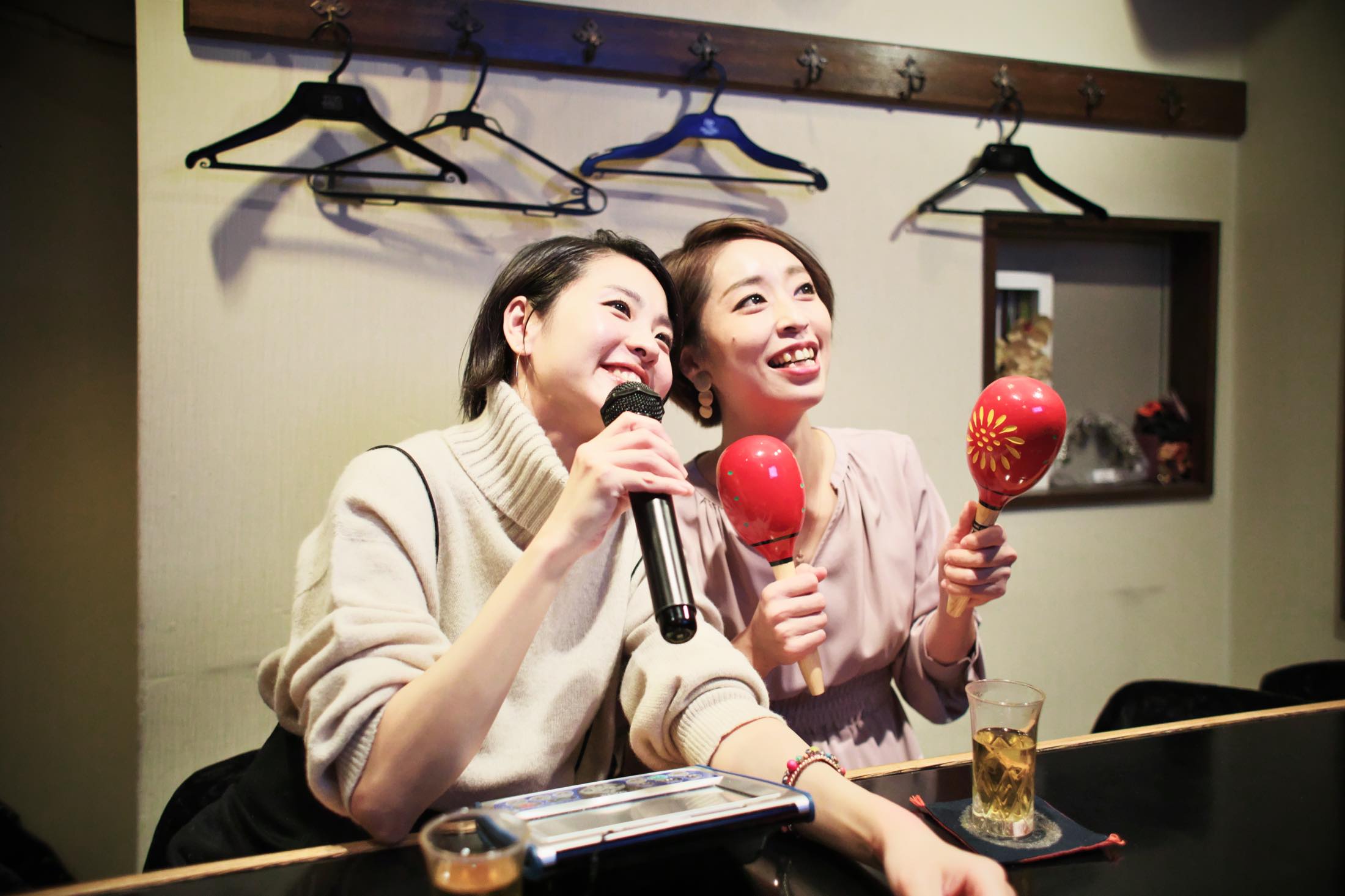「全然歌えない」と言いながらも、山本さんの合いの手で笑顔の前川さん