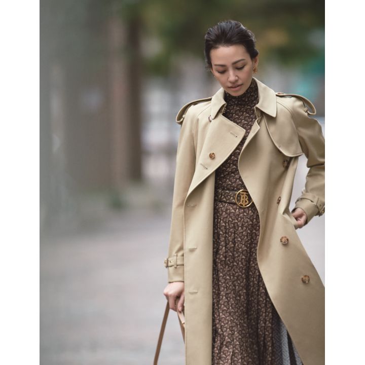 コート・トップス・スカート・ベルト・ピアス・バッグ(バーバリー.ジャパン) 撮影/生田昌士(hannnah) BY:『Precious3月号』小学館、2020年