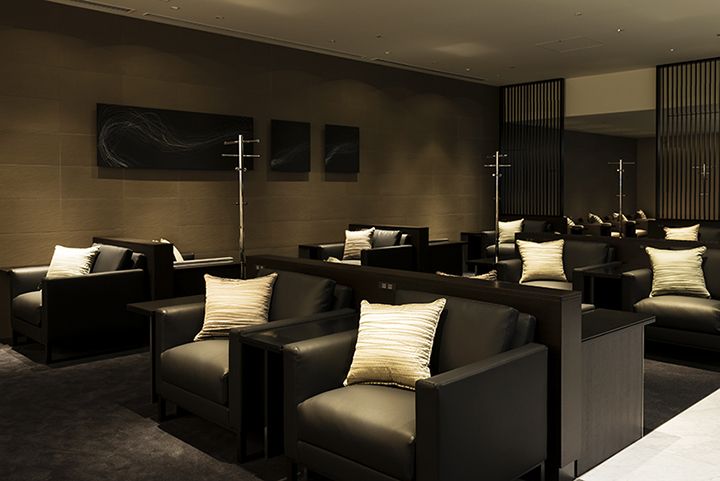 ANA「ANA SUITE LOUNGE」では着席するとスタッフがシャンパンを運んでくれる