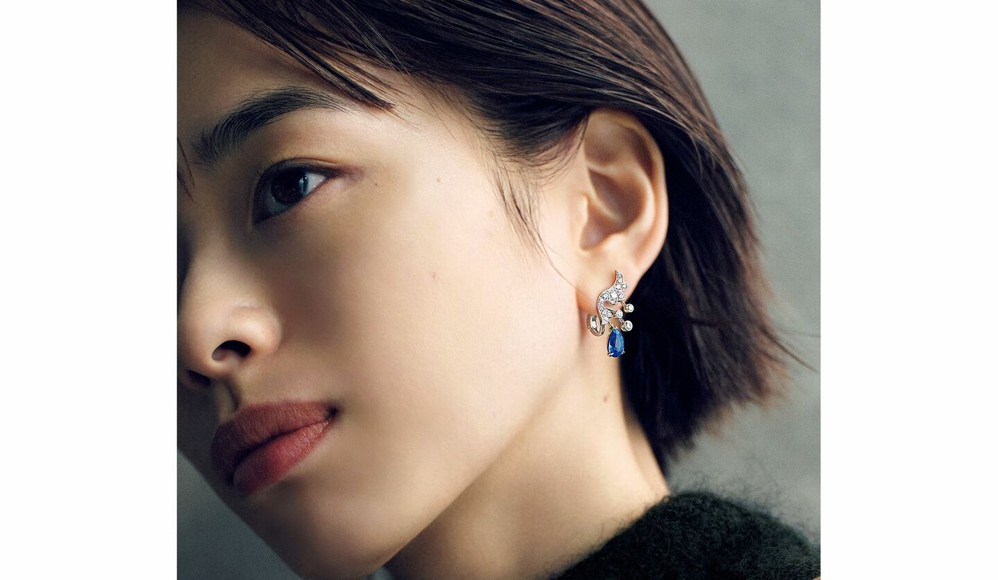 「ショーメ」のハイジュエリーを纏った俳優の松井遥南さん