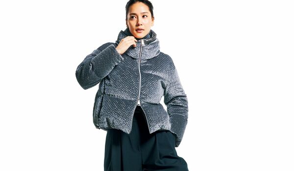 12/8 Mon|煌めく「ヘルノ」のショートダウンは、黒パンツの縦長ラインを強調して迫力の脚長シルエットに【365日コーディネート】