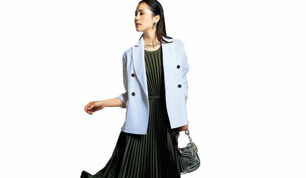 4/2 Thu｜深いカーキのワンピースに白の端正なジャケットを重ねれば、クリーンで知的な装いに【365日コーディネート】