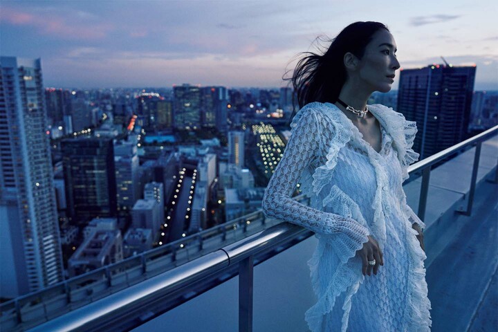 ディオールのドレスを着用したモデルの立野リカさん