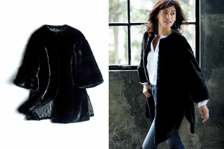 ミンクのコート『ルナ』￥3,000,000［サイズ：38 号（＝9 号）］・ブラウス￥80,000（オールウェーズ〈MIKAKO NAKAMURA〉） デニム￥23,000（エドウイン〈ジョーズ・ジーンズ〉） ・ピアス￥20,000・リング［左手］￥36,000・［右手］￥58,000（ステディ スタディ〈トムウッド〉）