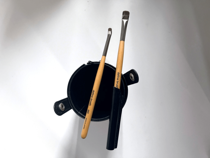 define brush 左/ベントアイブロウブラシS002(キャップ付き) ¥5,720 右/ベントアイブロウブラシL002(キャップ付き) ¥6,380