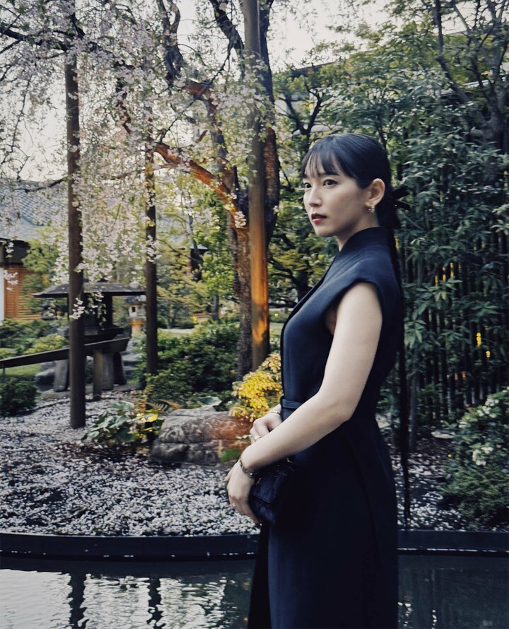 京都・東寺の日本庭園にて発表されたディオールの「2025年フォール コレクション」に来場した女優の吉岡里帆さん