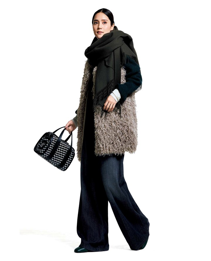 リッチカジュアル派のレイヤードスタイルを着用したモデルのAtsukoさん