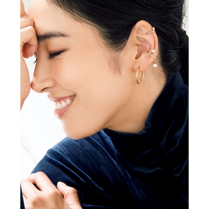 上から／イヤーカフ［YG×ダイヤモンド］￥55,000・イヤーカフ［YG×淡水パール×ダイヤモンド］￥77,000・フープピアス［YG］￥25,000／すべて片耳価格（showroom SESSION〈MARIA BLACK〉）　トップス￥39,000（三喜商事〈ステファノ モルタリ〉）