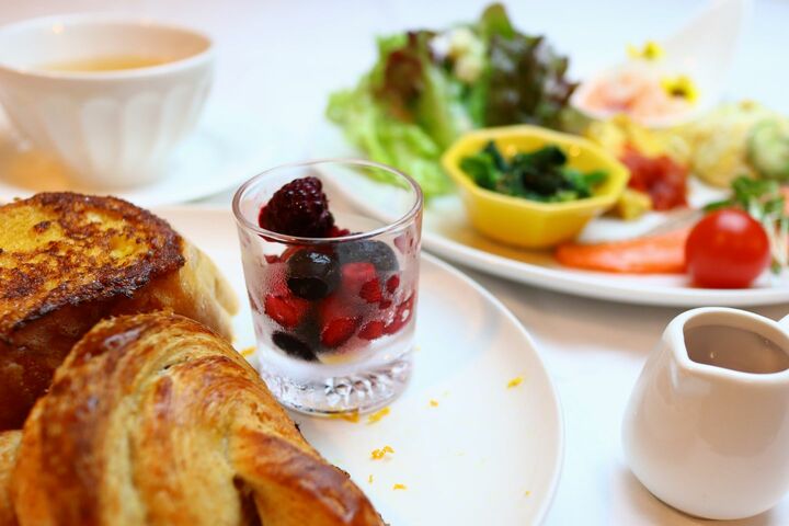 フレンチトーストが好評の朝食