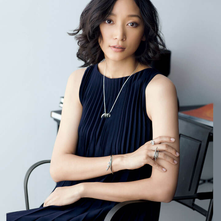 ネックレス『サージ』￥600,000［ホワイトゴールド×ダイヤモンド］・人差し指のリング『ムーラン』￥218,000［ホワイトゴールド×あこや真珠］・薬指のリング『サージ』￥580,000［ホワイトゴールド×ダイヤモンド］・ブレスレット『ナクレアス』￥1,220,000［ホワイトゴールド×あこや真珠×ダイヤモンド］（TASAKI〈TASAKI Atelier〉）　ワンピース￥53,000（Vince 表参道店