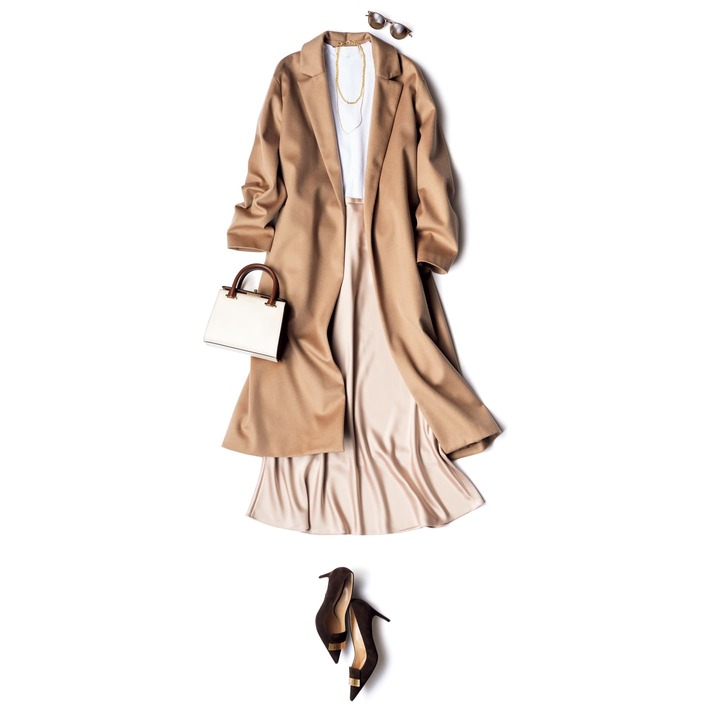 スカート￥38,000（ストラスブルゴ）　コート￥220,000（マッキントッシュ青山店）　ニット￥36,000（yoshie inaba）　サングラス￥36,000（アイヴァン PR〈アイヴァン〉）　ネックレス［短］￥86,000・［長］￥77,000（ステディ スタディ〈トムウッド〉）　バッグ￥237,000（セラピアン 阪急うめだ本店）　靴￥95,000（セルジオ ロッシ）