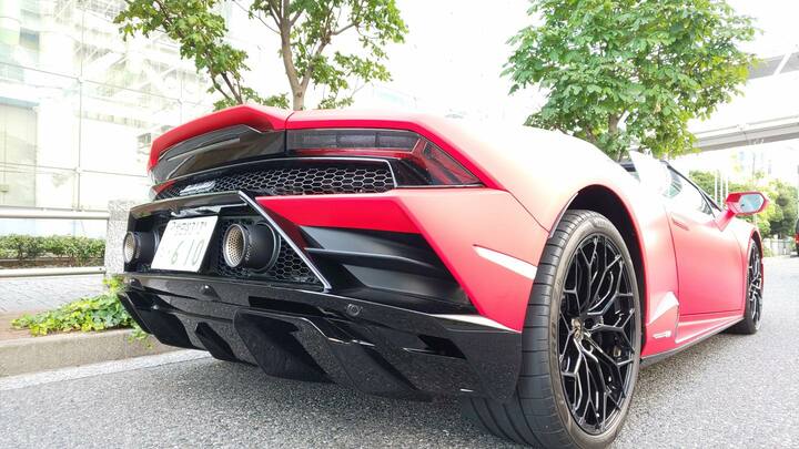 後ろの黒い整流板やフロントバンパーは、RWD専用デザイン。4WDモデルとの違いを瞬時に判別できる人は、相当なカーマニアに違いない。