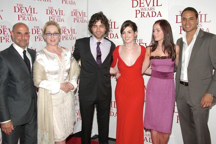左から共演のスタンリー・トゥッチ、メリル・ストリープ、アン・ハサウェイ、エミリー・ブラント、ダニエル・サンジャタと。
