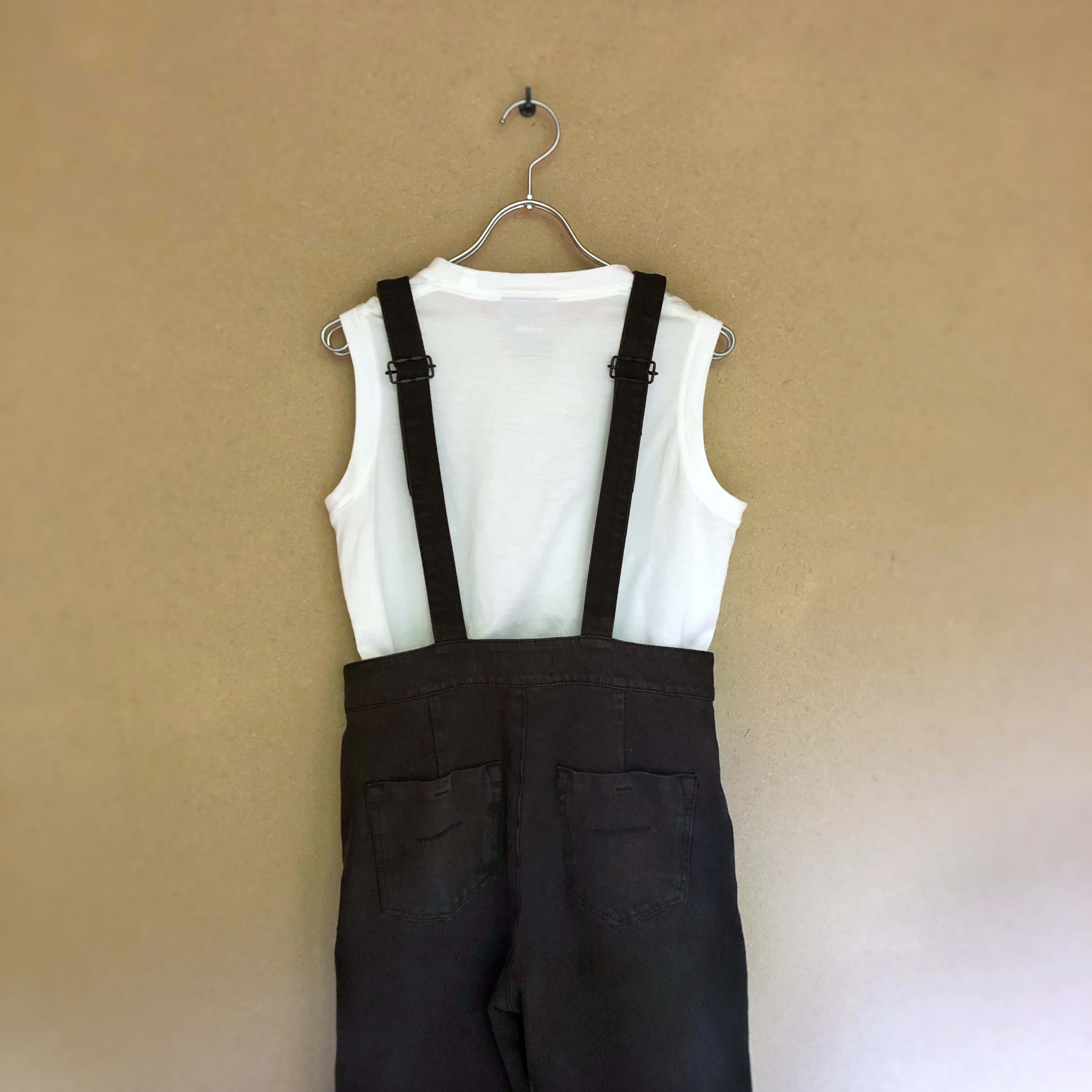 アジャスト用の金具も同系色でできていて、後ろ姿もすっきり。サロペット/ヤヌーク