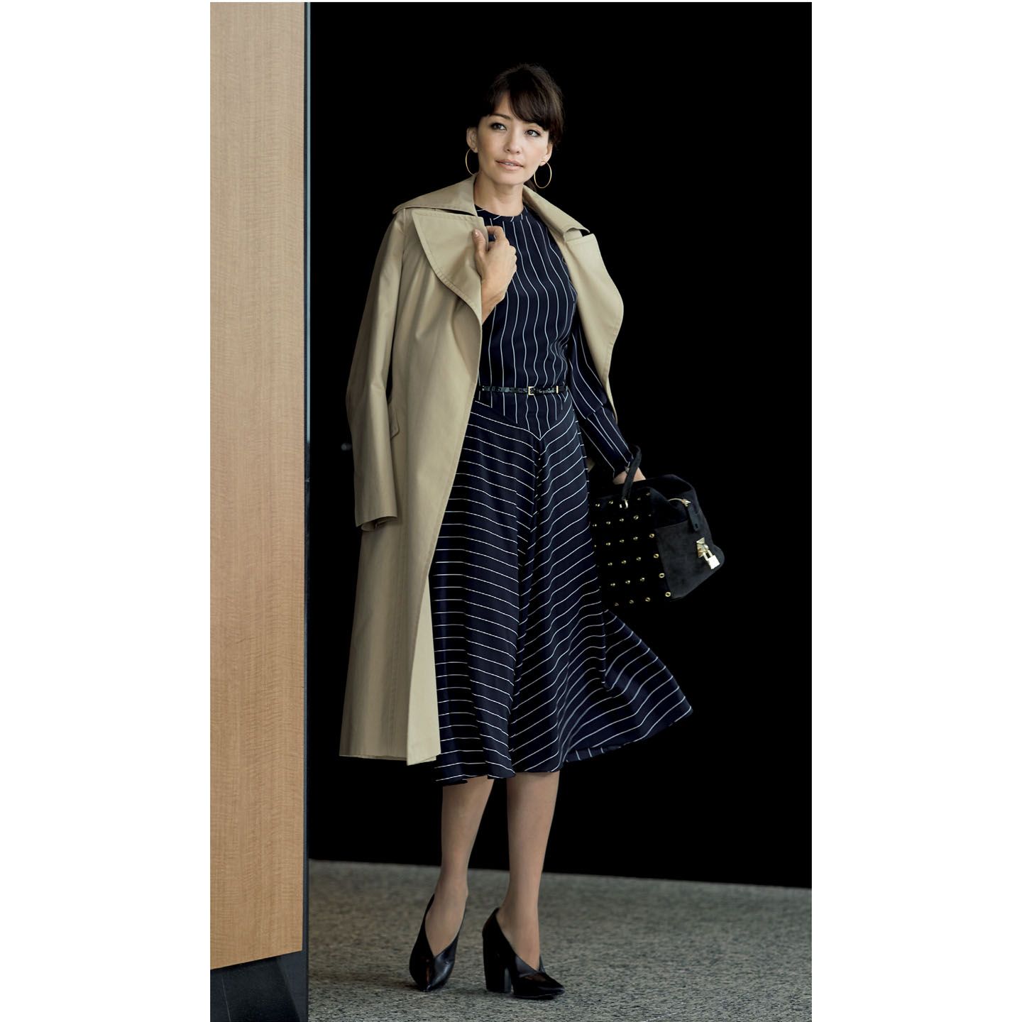 ワンピース¥169,000(コロネット〈アキラーノ・リモンディ〉)、コート(オールウェイズ〈ミカコ ナカムラ〉)、ベルト(ストラスブルゴ〈メゾン ボワネ〉)、ピアス(showroom SESSION〈マリハ〉)、バッグ(アノア〈リビアナ・コンティ〉)、靴(ピエール アルディ 東京) 撮影/熊澤 透 BY :『Precious11月号』小学館、2017年