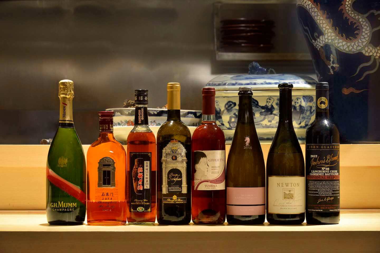 取材した1月のコースに合わせたペアリング(8杯¥8,000)。左端から乾杯のシャンパーニュ、珍しい上海の老酒、希少なノンブレンドの甕熟成10年原酒100%の紹興酒、イタリアの白とロゼを挟んで日本酒好きも唸る「新政 純米大吟醸 見えざるピンクのユニコーン」。続いてアメリカ、オーストラリアの赤と、振り幅のあるラインナップ。中国茶によるノンアルコールのペアリングも可能(4杯¥3,000〜)。ワインはグラス¥1,500〜、ボトル¥8,000〜。