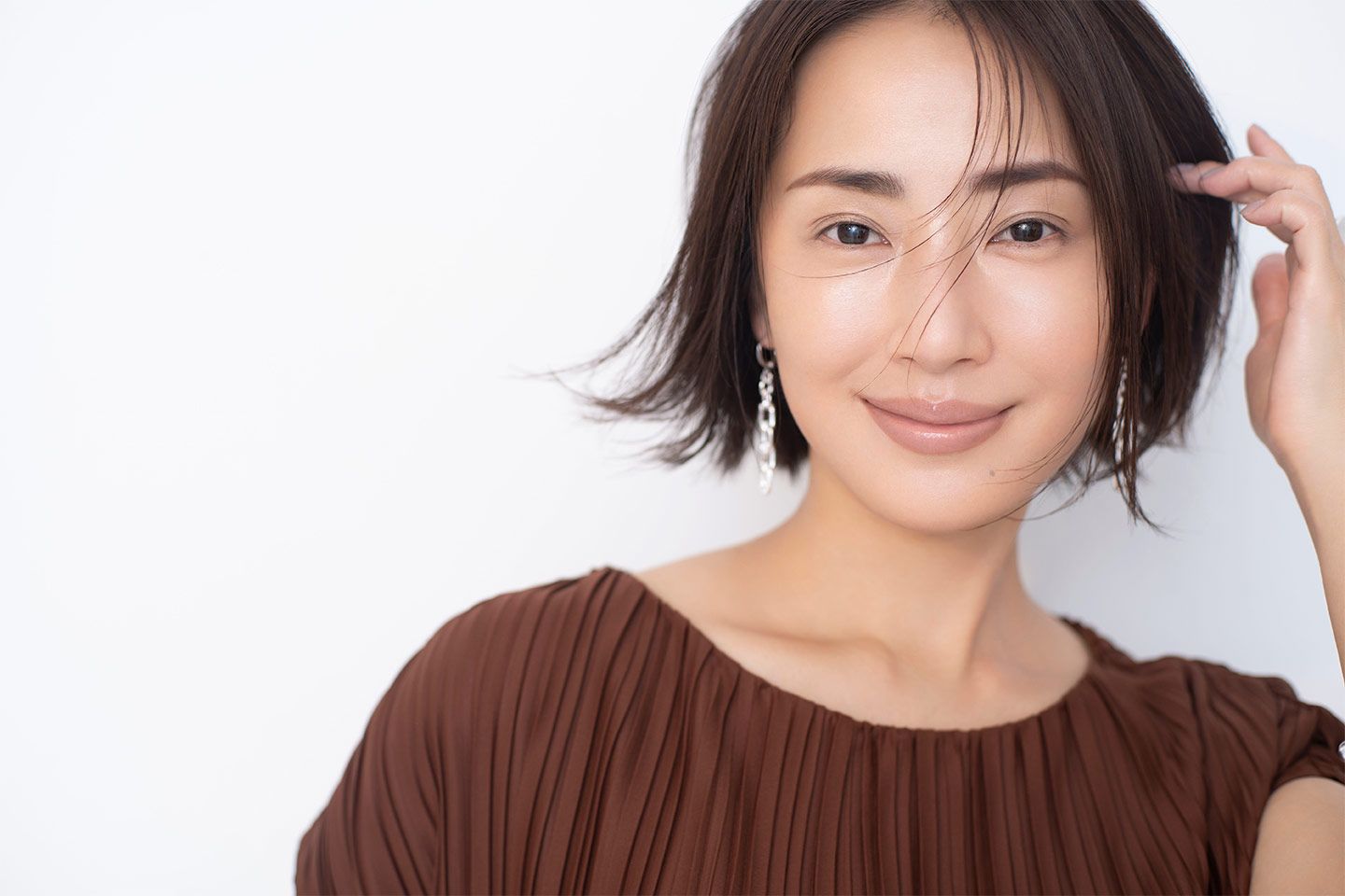 ほどよく整った角あり眉で、知的で意志の宿る表情に。