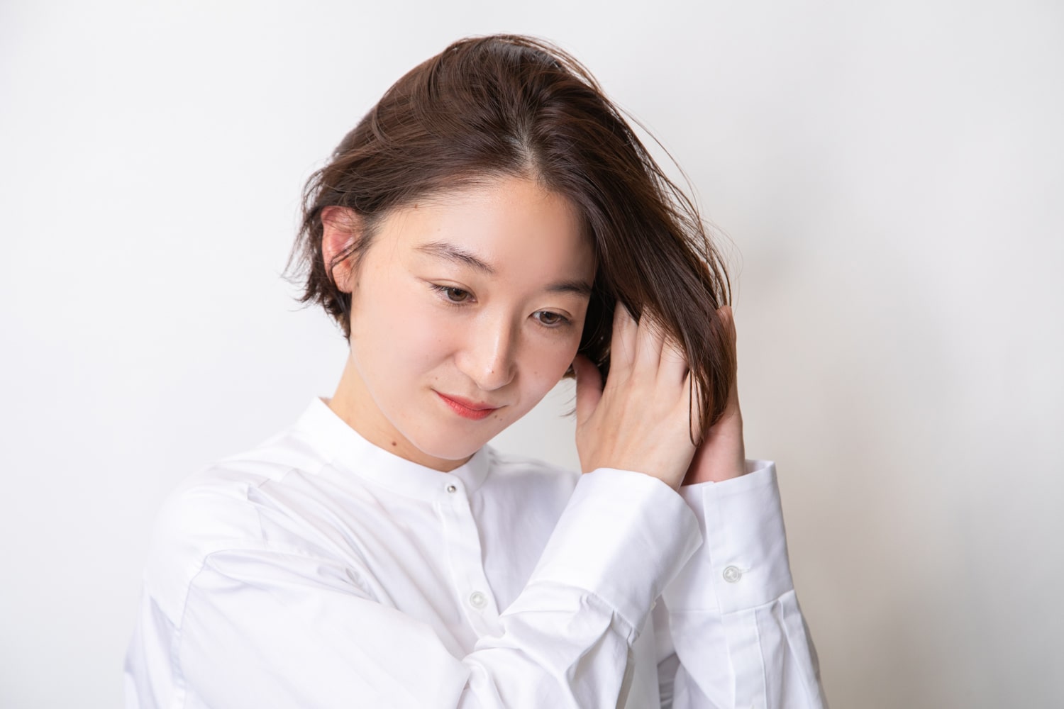 ソフトワックスを手のひらにのばし、中間から毛先につけて整える
