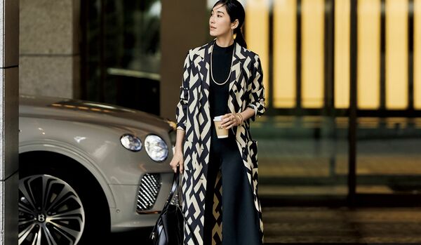 「ラルフ ローレン」の優雅なフライトスタイル｜ドラマティックなシャツコートが高揚感を加速